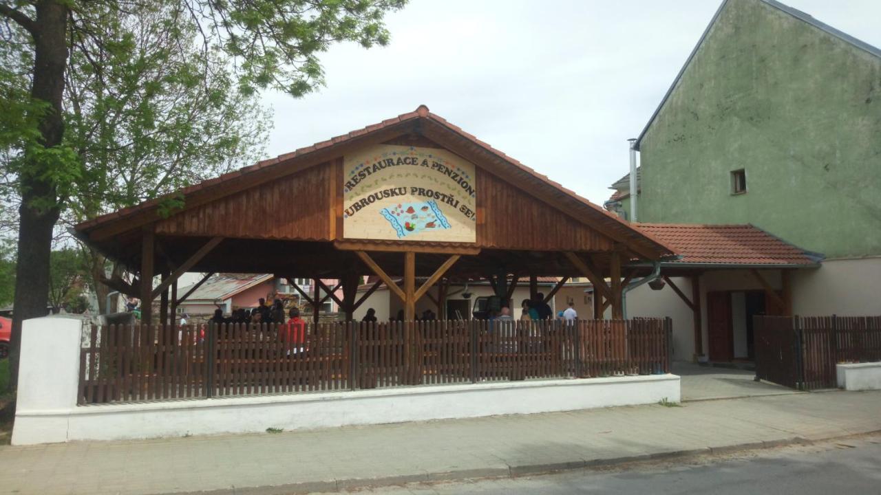 Restaurace A Penzion Ubrousku Prostri Se Nová Bystřice Eksteriør billede