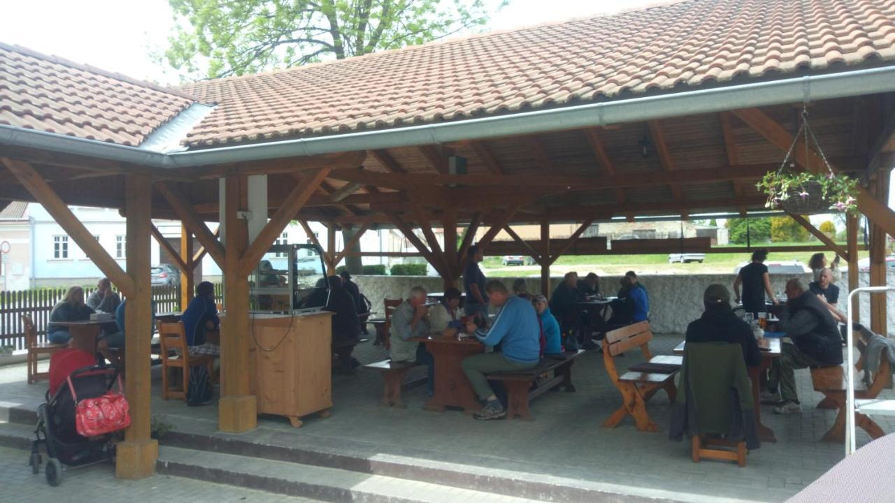 Restaurace A Penzion Ubrousku Prostri Se Nová Bystřice Eksteriør billede